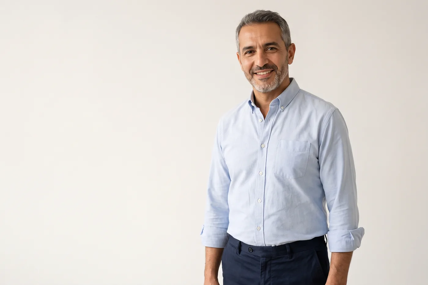 Homme souriant après la pose d'un implant dentaire à Agadir, Cabinet Ibn Sina