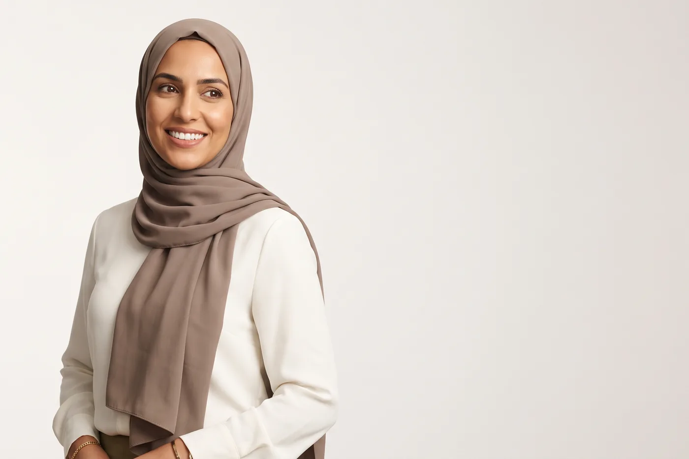 Femme aux dents alignées après un traitement orthodontique à Agadir, Cabinet Ibn Sina